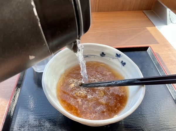 ポットの蕎麦湯を注ぐ