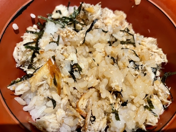 醤油をかけて混ぜた鯖飯