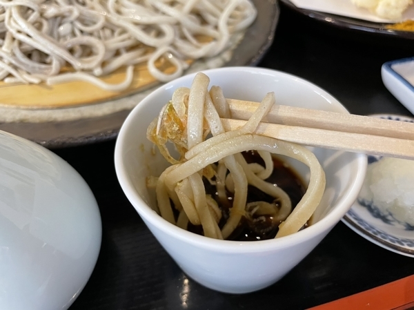 蕎麦を手繰る