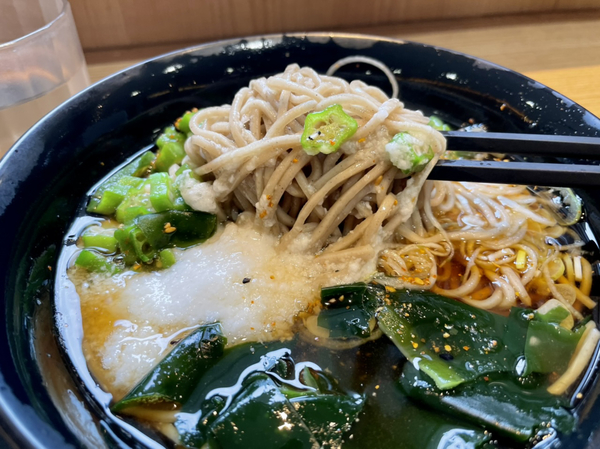 オクラとろろそばを手繰る