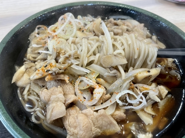 肉舞茸蕎麦を手繰る