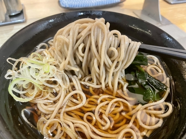 かけそばを手繰る