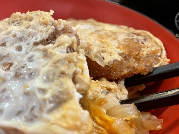 ミニひれかつ丼箸上げ
