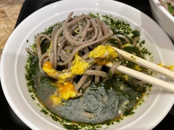 バジル冷蕎麦を手繰る