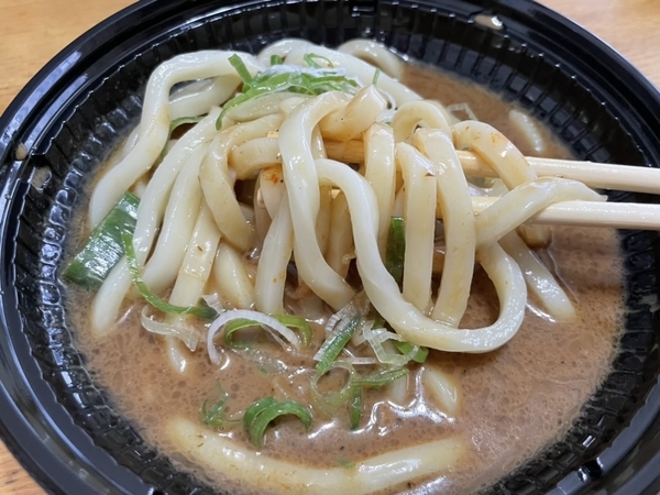 麺をつけ汁に絡める