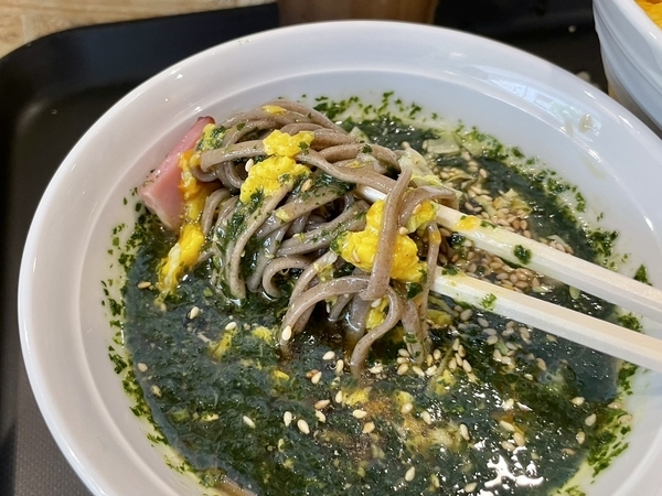 バジル冷蕎麦を手繰る