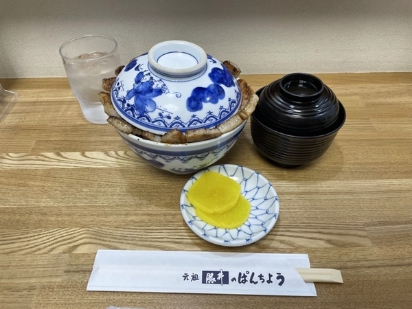 豚丼・華(1330円)+なめこ椀(200円)