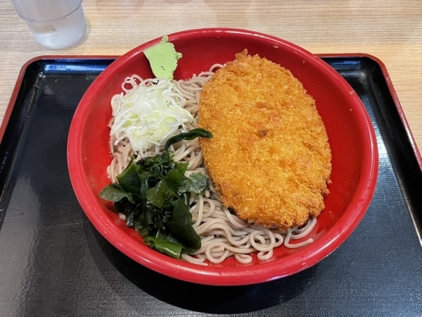 冷しカレーコロッケのおそば(500円)+大盛(110円)