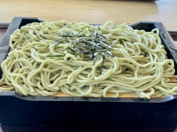 デザートのざるそば＝茶そば