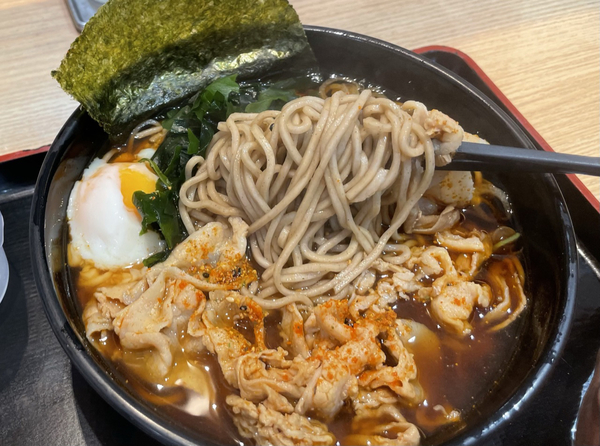 赤富士そばを手繰る