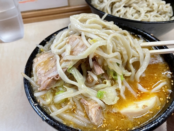 麺をつけ汁に絡める