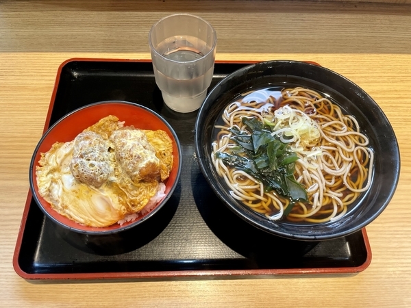 お得な500円(税込)セット・温かけそば+ミニカキフライとじ丼