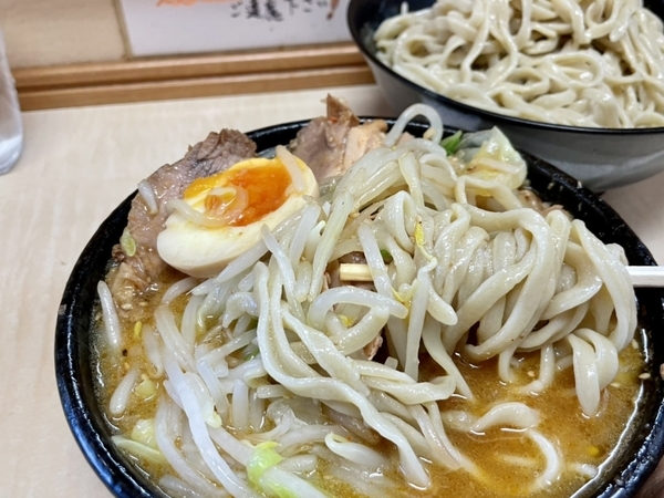 麺をつけ汁に絡める