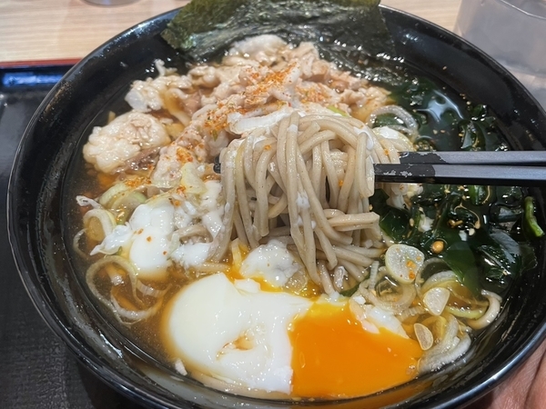 肉富士そばを手繰る