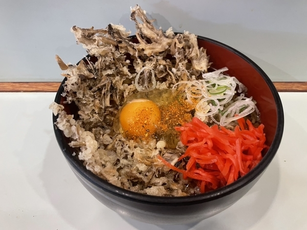舞茸天玉そば(510円)+大盛(50円)+セルフ紅生姜＆七味唐辛子