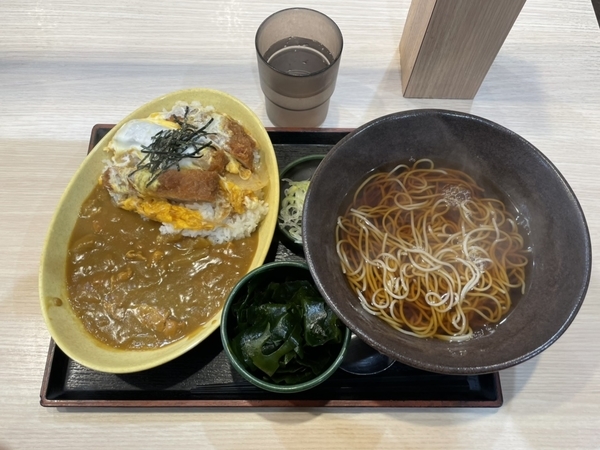 満腹カレーかつ丼セット(800円)+三陸わかめ(100円)