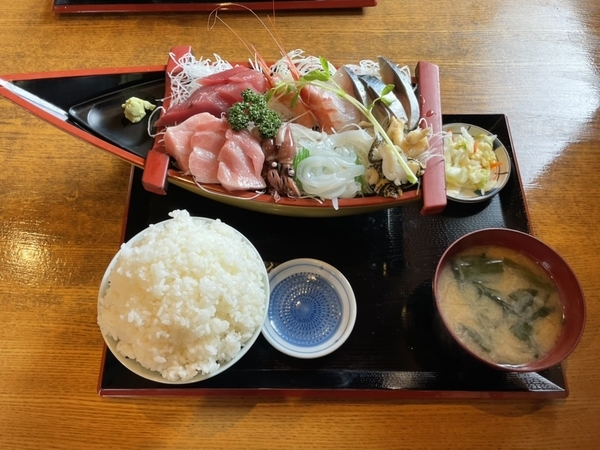 うおたみ定食【大トロ入り】(2420円)