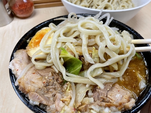 麺をつけ汁に絡める