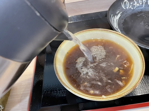 蕎麦湯を注ぐ