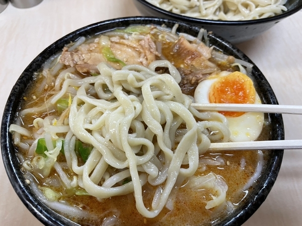 麺をつけ汁に絡める