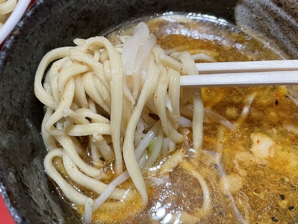 つけ汁に麺を絡める