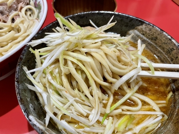 つけ汁にねぎを入れて麺を絡める