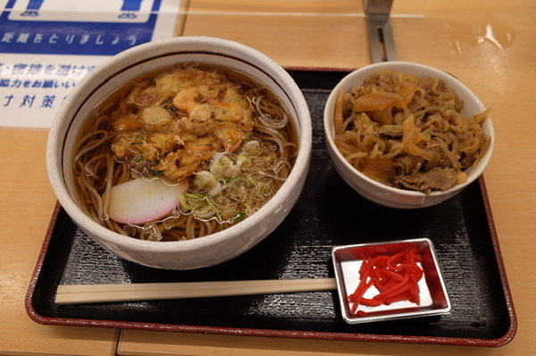 かきあげそばミニ牛すき焼き丼セット(440円)