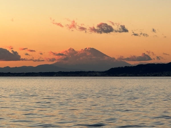 東京湾フェリーから見た夕暮れの富士山2