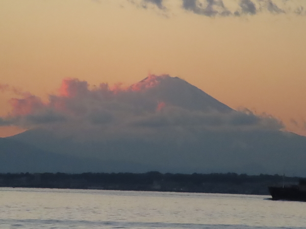 東京湾フェリーから見た夕暮れの富士山3