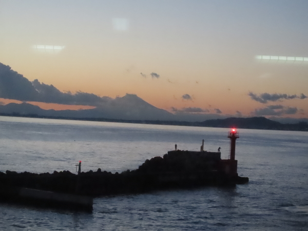 東京湾フェリーから見た夕暮れの富士山1