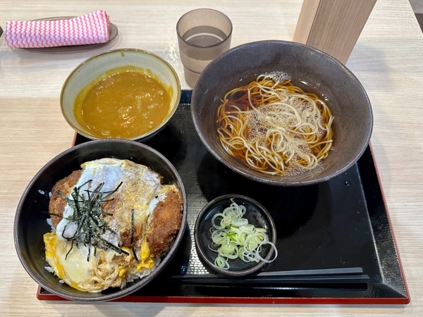 満腹かつ丼セット【温そば】(840円)＋カレールー(200円)