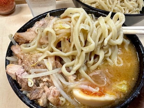 麺をつけ汁に絡める