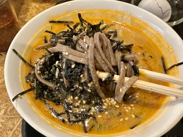 坦々温そばを手繰る