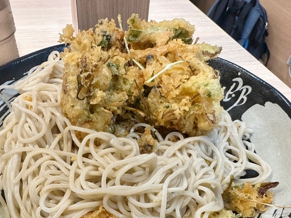 かきあげを蕎麦に載せる