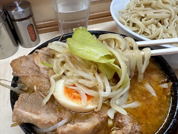 麺をつけ汁に絡める