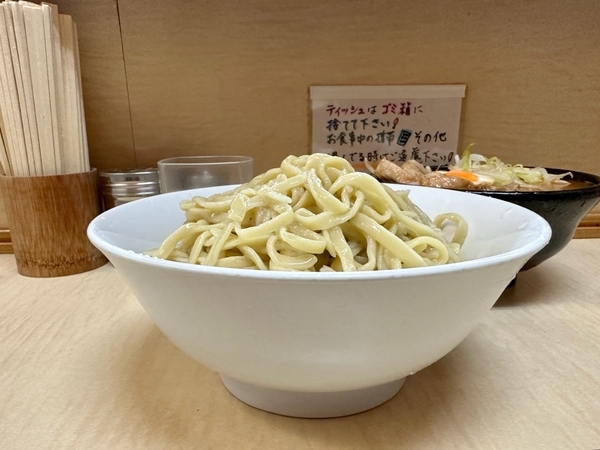 盛られ気味の麺