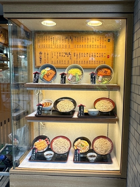 店頭のショーケースとメニュー