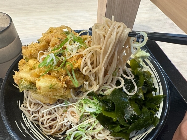 蕎麦を手繰る1