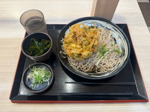 海老としめじのかきあげそば(700円)+大盛(100円)+三陸わかめ(100円)