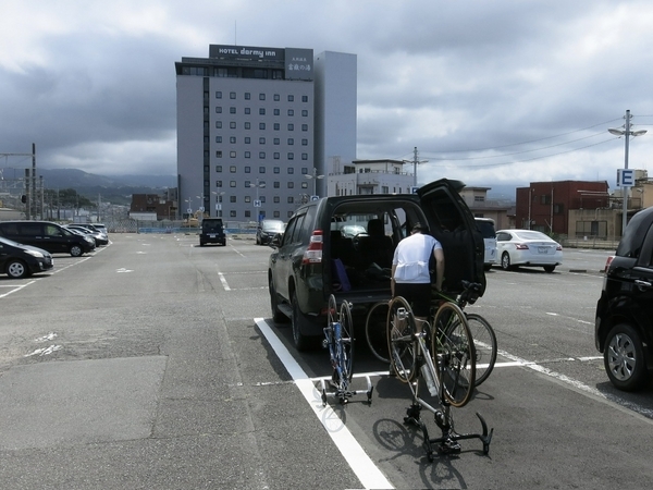 三島駅前の駐車場で自転車を降ろし組む