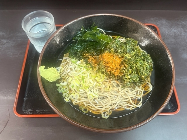 冷し春菊天(510円)+そば大盛券【2倍】(150円)