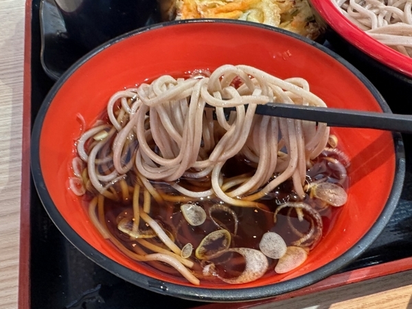 蕎麦を手繰る