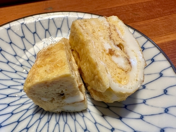 だし巻き卵を取皿に取る