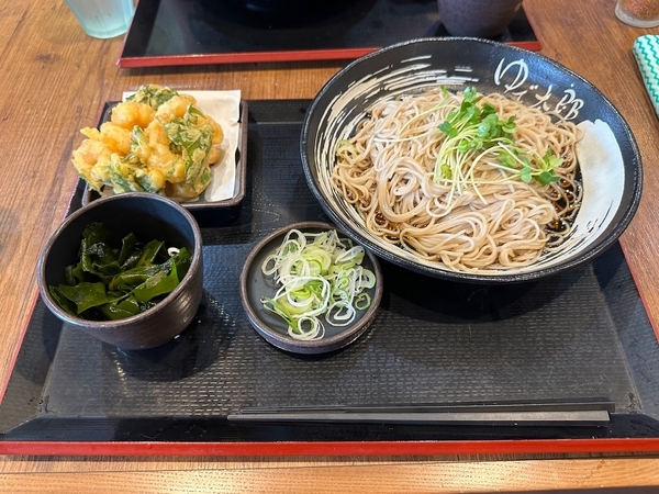 ほぼ海老だけのかきあげそば(750円)+大盛(100円)+三陸わかめ(100円)