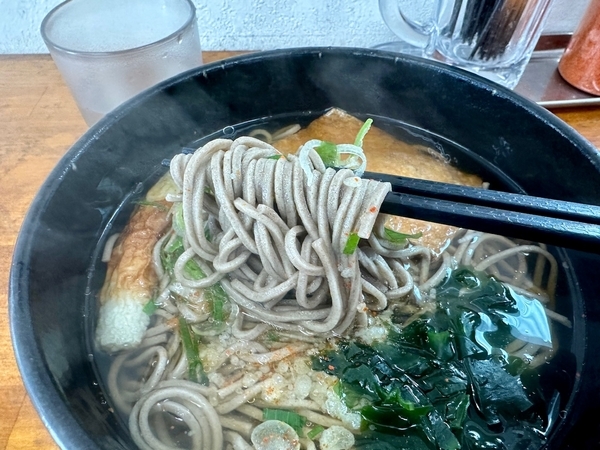 麺を手繰る