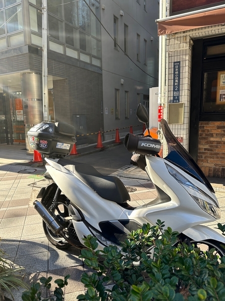 かめやに入る路地手前のPCX150