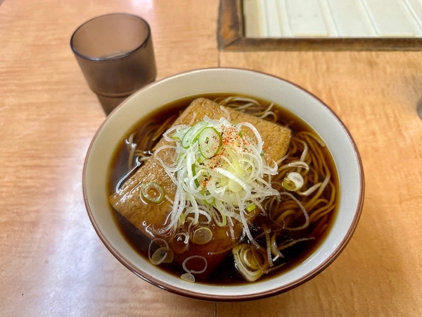 きつねそば(500円)+大盛(100円)