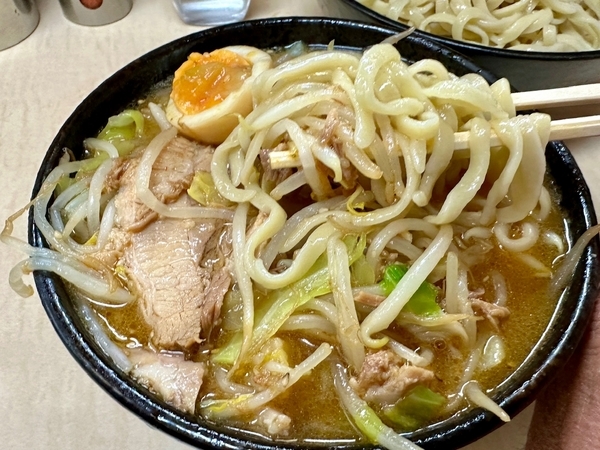 麺をつけ汁に絡める