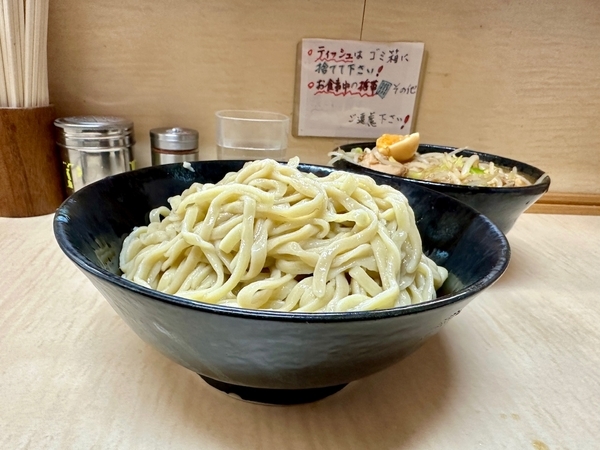 盛られ気味の麺