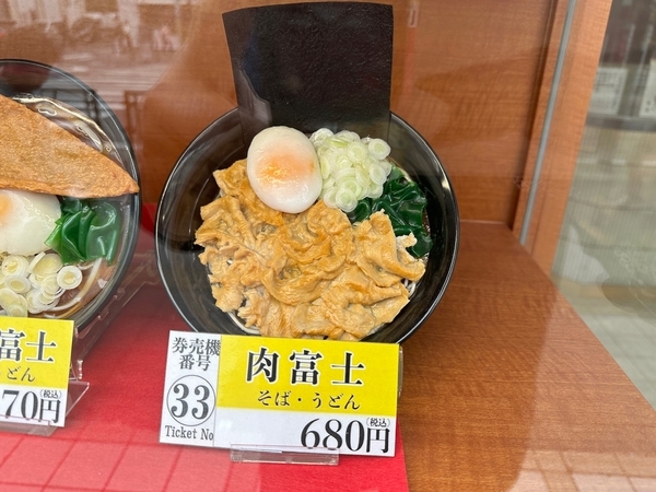 店頭の肉富士そばのサンプル